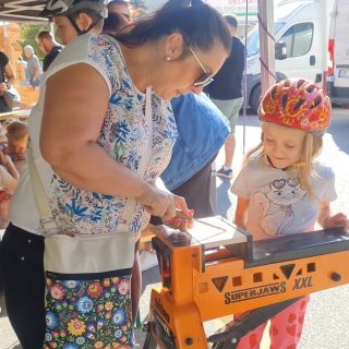 Vůně čerstvě upečeného chleba, zvuky kapely Jutolanka a radostná atmosféra – farmářské trhy v Újezdě u Brna byly oslavou...